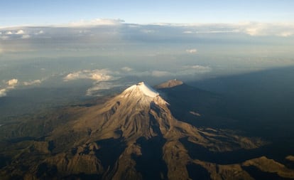 Si hablamos de volcanes, hay otros que son palabras mayores. Es el caso del Pico de Orizaba, el nevado techo del país, a más de 5.600 metros sobre el nivel del mar (el más alto de México y el tercero de América del Norte). La cumbre cubierta de nieve de este impresionante volcán durmiente es una tentación para esos que no pueden resistirse a dejar un pico sin coronar, pero no es ningún paseo. El ascenso a la cima está reservado a montañeros expertos, no solo por la altitud, sino por las temperaturas extremas y otras dificultades propias de la alta montaña. Si pese a todo lo intentamos, es imprescindible ir bien equipado, con un guía experto y hacerlo entre octubre y marzo. Desde arriba se contemplan los volcanes Popocatépetl e Iztaccíhuatl al oeste y el golfo de México al este. También hay senderos menos exigentes en sus laderas. El resto puede subir al Teleférico de Orizaba, desde la estación base junto al río, en la cercana ciudad de Orizaba, hasta la cima del cerro del Borrego (1.240 metros). Desde arriba, hay caminos señalizados y un ecoparque con merenderos. Más información: <a href=" https://www.vivepuebla.mx/ " target="_blank">vivepuebla.mx</a>