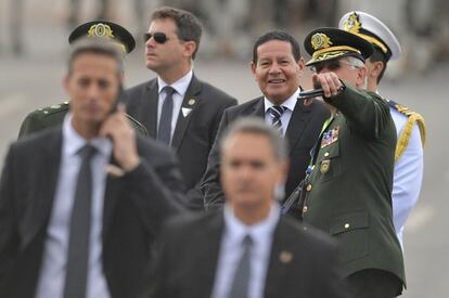 El nuevo vicepresidente, el general en la reserva del Ejército Hamilton Moura, llega a la posesión del nuevo presidente, Jair Bolsonaro, en el Palacio de Planalto.