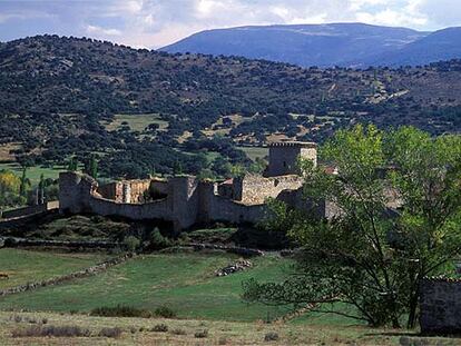 El Castillo-Palacio de Bonilla de la Sierra, entre los vestigios de la muralla medieval.