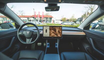 Interior de un automóvil Tesla.