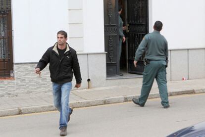 José Carlos Triguero, hijo del empresario asesinado Alfonso Triguero, sale del juzgado de Logrosán el día en que declaró ante la magistrada que lleva el caso.