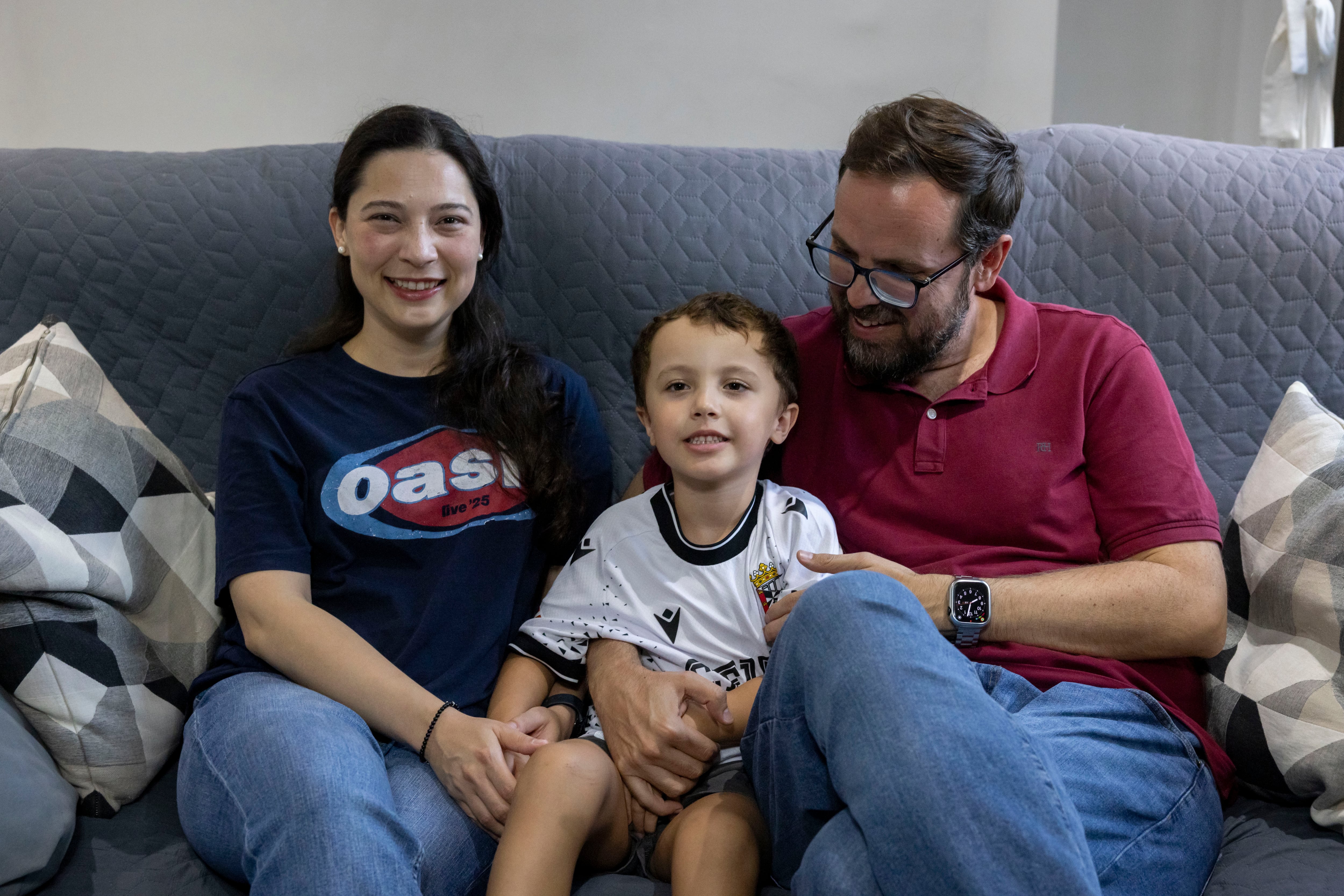 Alejandra Moreno, Carlos Delgado y su hijo, en su casa de Ceuta. 