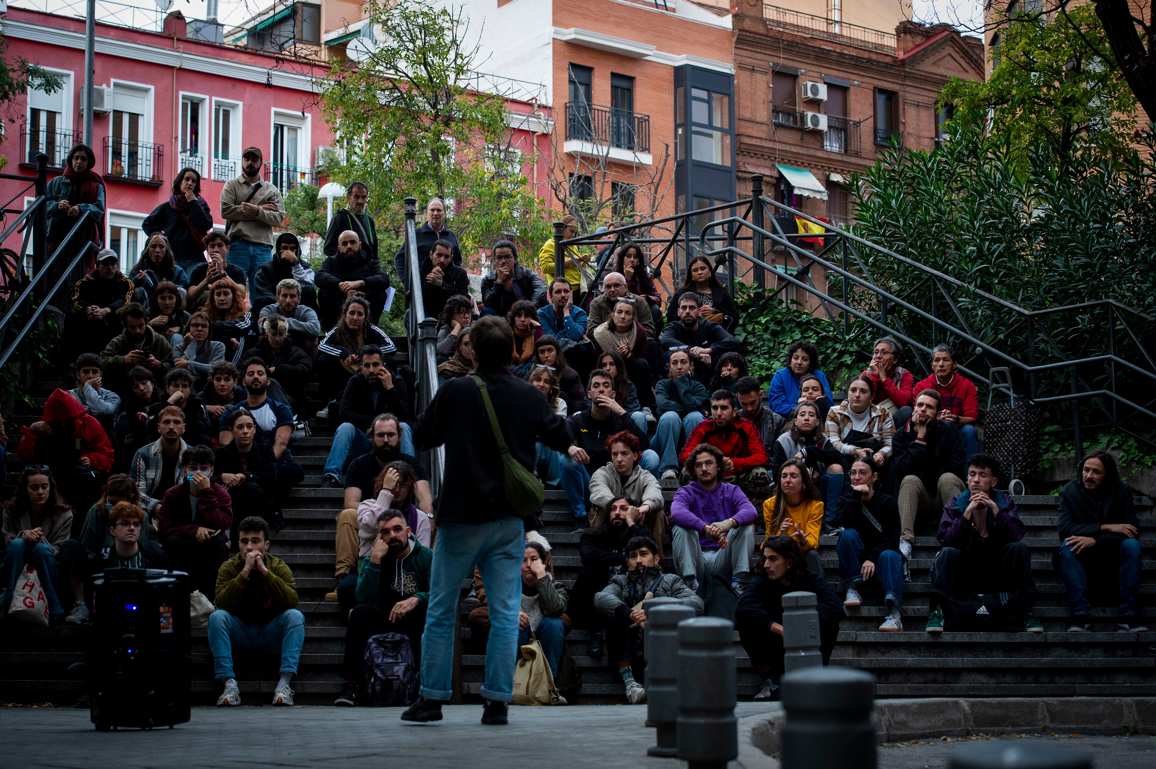 Asamblea del Sindicato de Inquilinas de Madrid, este viernes en la plaza de las Pañuelas. 