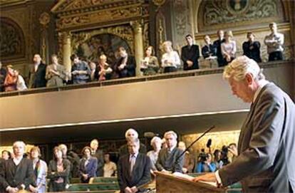 El primer ministro Wim Kok, en primer plano, durante el minuto de silencio que mantuvo ayer el Parlamento holandés por el asesinato de Fortuyn.