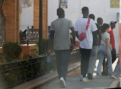 Varios de los solicitantes de asilo llegados a Alcalá de Guadaíra (Sevilla) el pasado 9 de septiembre, frente al hotel en el que están alojados.