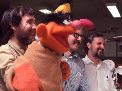 Jim Henson, Frank Oz y Jon Stone en la época inicial de Barrio Sésamo en una imagen del documental 'Street Gang: How We Got to Sesame Street'.