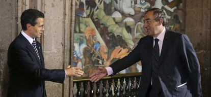 El presidente de México, Enrique Peña Nieto, saluda al presidente de la CEOE, Juan Rosell.