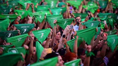 Cientos de mujeres levantan sus pañuelos verdes a favor del aborto, en Buenos Aires.