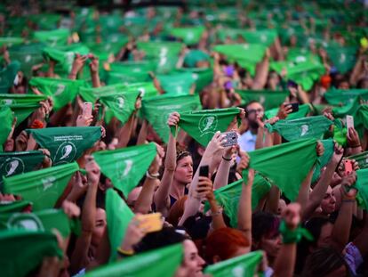 Cientos de mujeres levantan sus pañuelos verdes a favor del aborto, en Buenos Aires.