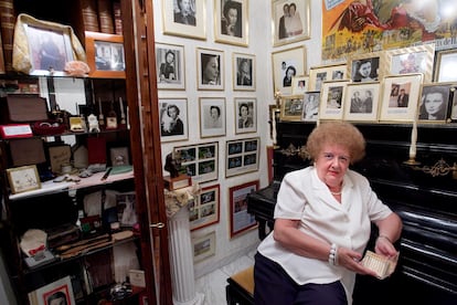 Elvira Clara Bonet posing at her home in Barcelona in 2007 with Vivian Leigh memorabilia.