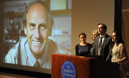 Lesley Steinman, Claudia Steinman, Adam Steinman y Alexis Steinman, la familia de doctor canadiense Ralph M Steinman (quién falleció el pasado viernes 30 de septiembre y ganó el premio nobel de Medicina) hablan en una conferencia en la Universidad Rockefeller en Nueva York, Estados Unidos, hoy 3 de octubre de 2011. Steinman fue premiado con el Nobel de Medicina junto al estadounidense Bruce A. Beutler y el francés Jules A. Hoffmann por sus aportaciones al estudio del sistema inmunológico humano