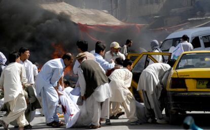 Voluntarios cargan los cadáveres de las víctimas de un atentado en la ciudad paquistaní de Quetta.