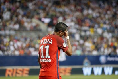 Ángel de María del París Saint-Germain se lamenta después de fallar un disparo ante el Real Madrid.