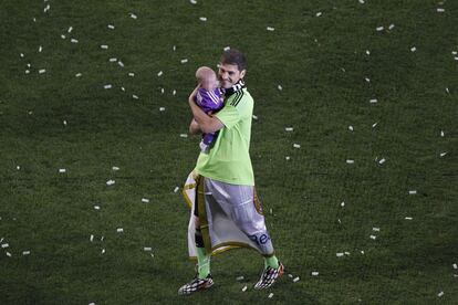 El portero del Real Madrid Iker Casillas durante la celebraci&oacute;n en el Santiago Bernab&eacute;u por la 10&ordf; Copa de Europa.