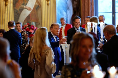 Donald Trump junto a Mark Rutte brindan durante la cena de gala ofrecida a los jefes de Estado y de Gobierno de los países de la OTAN.