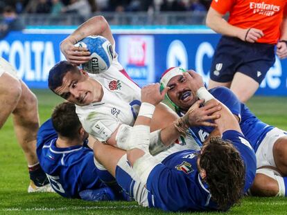 El inglés Henry Slade, en el centro de la imagen, en el duelo entre Italia e Inglaterra en Roma