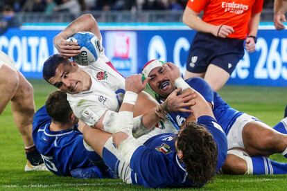 El inglés Henry Slade, en el centro de la imagen, en el duelo entre Italia e Inglaterra en Roma