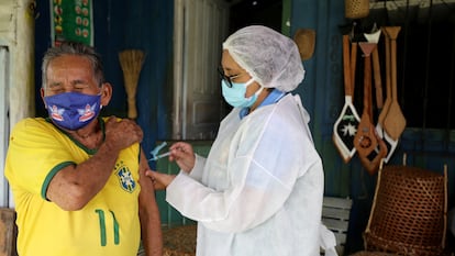 Raimundo Araujo, de 90 años, recibe la primera dosis de la vacuna de AstraZeneca, en Manaos (Brasil), el 9 de febrero.