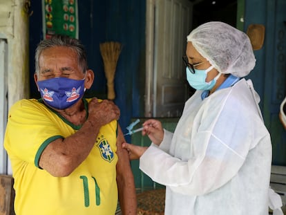 Raimundo Araujo, de 90 años, recibe la primera dosis de la vacuna de AstraZeneca, en Manaos (Brasil), el 9 de febrero.