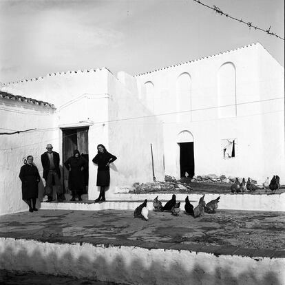 La Redondela (Huelva, 1968). Su gran obra, los cinco tomos de 'Arquitectura popular española' destacó por su gran calidad gráfico y de contenidos ordenados por regiones.