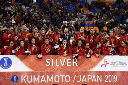 As jogadoras da equipe espanhola celebram a medalha de prata no Campeonato Mundial de Handebol Feminino, realizado em Kumamoto (Japão) em 15 de dezembro. Um pênalti marcado pela Holanda nos seis segundos finais deu à equipe nacional holandesa a vitória por 30 a 29.