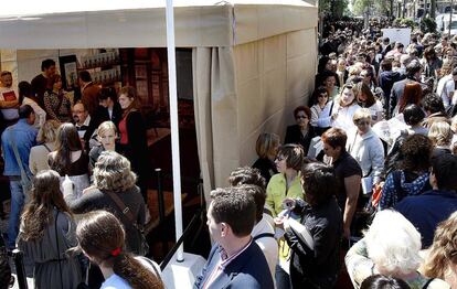 Carlos Ruiz Zafón firma ejemplares de sus novelas durante la celebración de Sant Jordi en Barcelona, en 2008. 
