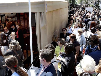 Carlos Ruiz Zafón firma ejemplares de sus novelas durante la celebración de Sant Jordi en Barcelona, en 2008. 
