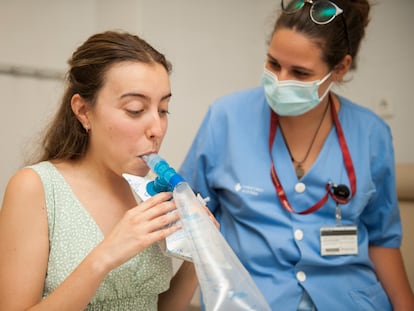 Una mujer se somete a una prueba de aliento en el Hospital de Bellvitge de Barcelona para detectar el sobrecrecimiento bacteriano en el intestino delgado (SIBO, por sus siglas en inglés). / HOSPITAL DE BELLVITGE