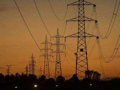 Tendidos eléctricos que parten de la subestación de Iberdrola  de Fuencarral, en la zona norte de Madrid. 