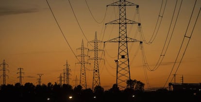 Tendidos eléctricos que parten de la subestación de Iberdrola  de Fuencarral, en la zona norte de Madrid. 