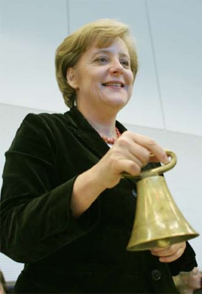 Angela Merkel abre una reunión de los diputados de su partido en Berlín.
