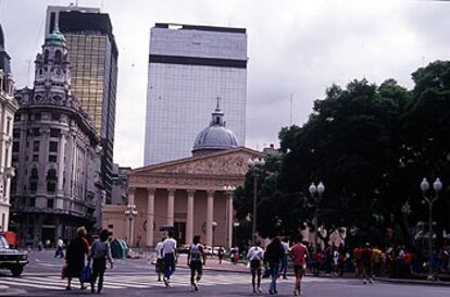 Imagen de la catedral de Buenos Aires, situada en un extremo de la plaza de Mayo.