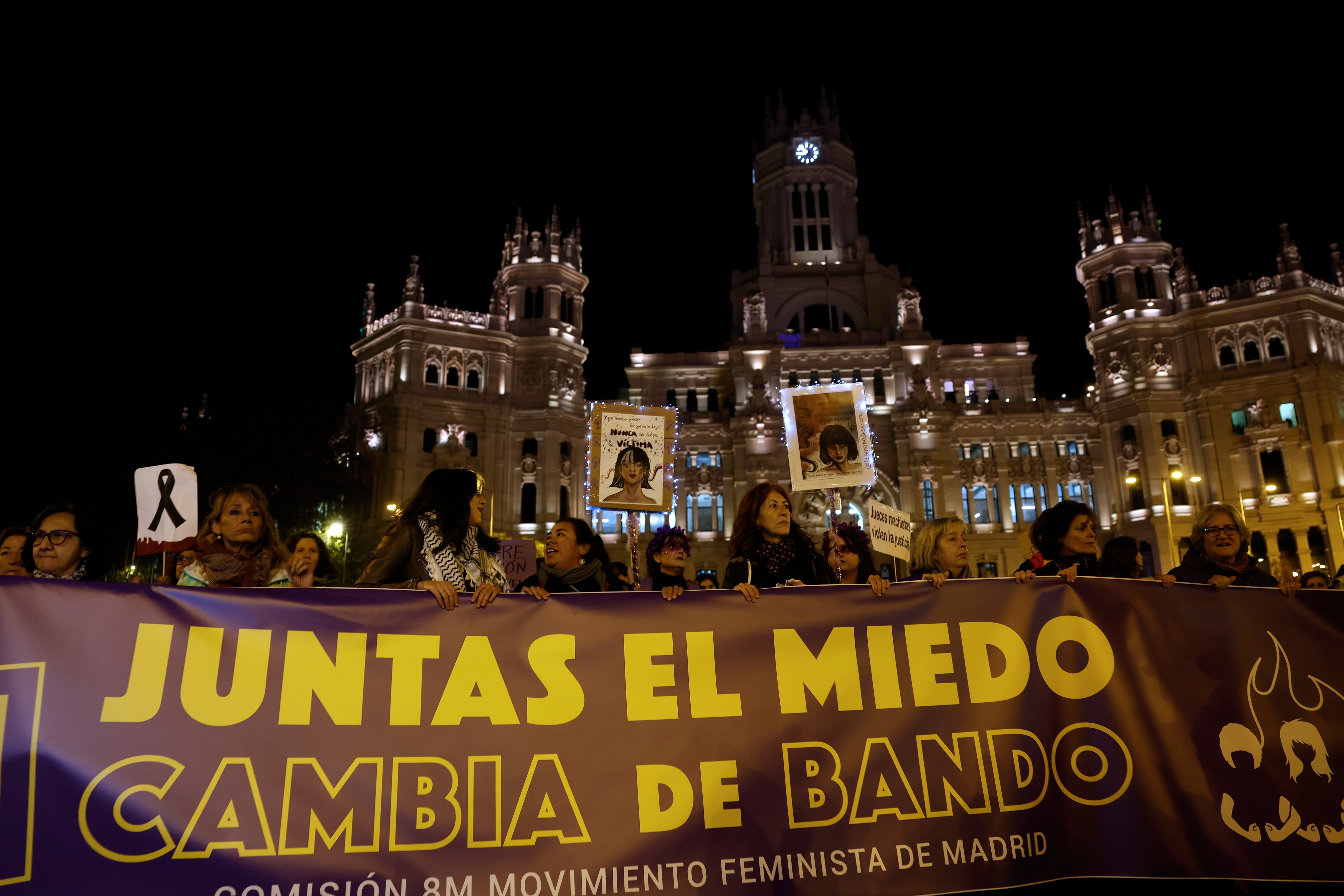 MADRID, 25/11/2024.- Grupos de mujeres participan en la manifestación convocada por la Comisión 8M del Movimiento Feminista de Madrid contra todas las violencias machistas y el sistema patriarcal con motivo del 25N, este lunes en Madrid. EFE/ Juanjo Martin
