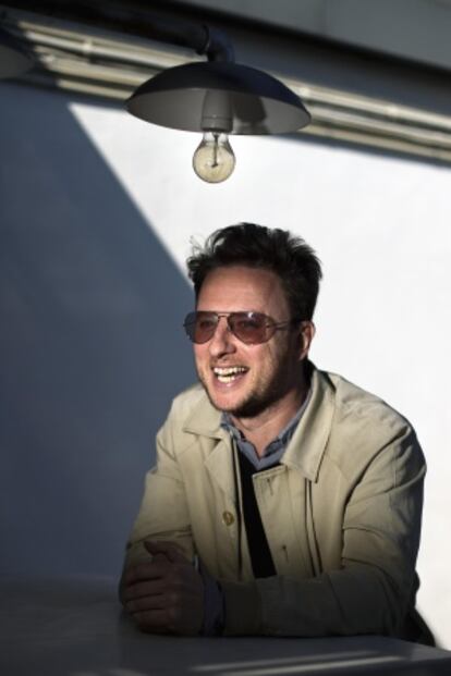 David Carabén, líder de Mishima, posa reposado en una terraza ante la presentación de su nuevo disco 'L'amor feliç'