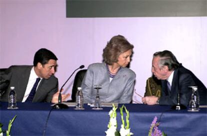 La reina Sofía conversa con José Angel Sánchez Asiain, en presencia de Eduardo Zaplana, ayer en Madrid.