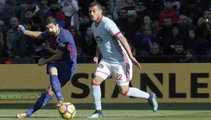 Suárez dispara davant la pressió de Cabral.