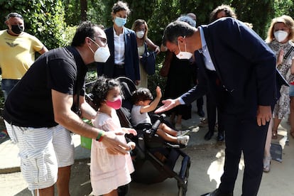 El presidente del Gobierno saluda a unos niños en Navalmoral de la Mata (Cáceres), donde este jueves visitó un hogar de mayores.
