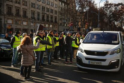 Los taxistas reciben con aplausos la llegada de sus compañeros de otras provincias a Barcelona, la mañana del 22 de enero de 2019. 