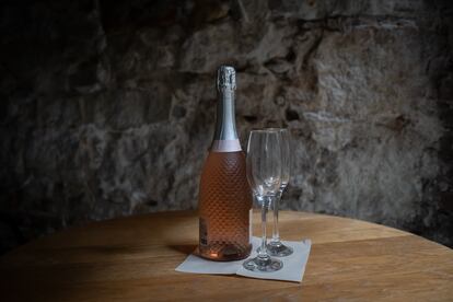 Botella de cava con copas.