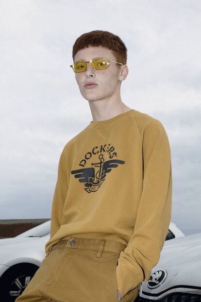 El legendario color tierra de Dockers recibe aquí un doble homenaje, con una sudadera con logo y pantalón chino. Las gafas son Gucci.