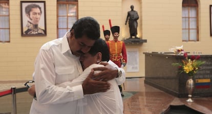 Maduro abraza a Maradona ante los restos de Hugo Chávez.