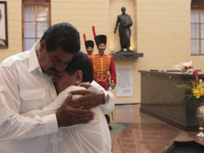 Maduro abraza a Maradona ante los restos de Hugo Ch&aacute;vez.