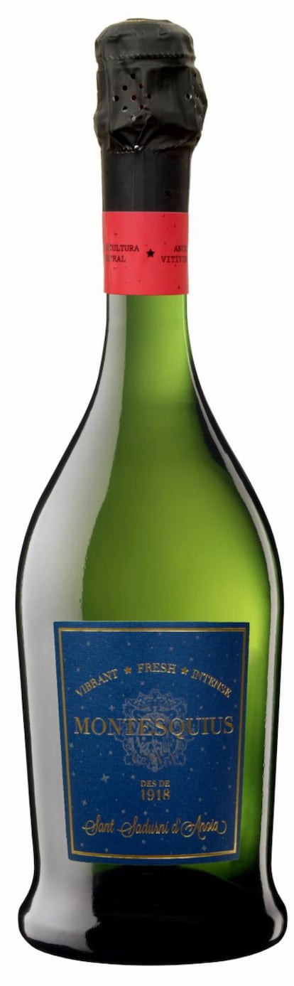 Extra brut es una categoría poco habitual en los espumosos, a medio camino entre el brut nature (de 0 a 3 gramos por litro) y el brut (de 7 a 12) en la que se permite añadir de 4 a 7 gramos. Montesquius le añade 4 gramos, lo que le hace equilibrar la acidez. Con esta característica se presenta el Gran Reserva 2016, elaborado con un 43% de macabeo (viñas de más de 80 años), 39% de xarel.lo y 18% de parellada, de cepas jóvenes. Con doble fermentación (4 años), presenta un color amarillo vivo, en nariz es balsámico, con ligeras notas ahumadas. Fino en boca. Precio: 15 euros.