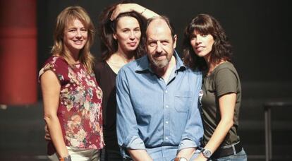 Las actrices Emma Su&aacute;rez, Ariadna Gil y Maribel Verd&uacute; con su director Jos&eacute; Mar&iacute;a Pou