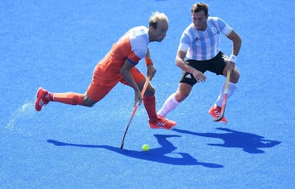 Billy Bakker (i) dels Països Baixos controla la pilota davant de Lucas Vila d'Argentina, en un partit d'hoquei gespa al Centre Olímpic d'Hoquei a Rio de Janeiro.