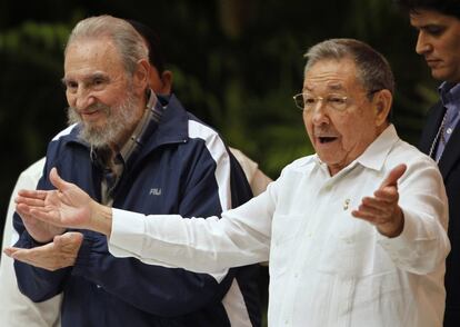 El expresidente cubano Fidel Castro, con su hermano y actual mandatario, Raúl Castro el martes 19 de abril de 2011, durante la clausura del VI Congreso del Partido Comunista de Cuba en La Habana. Raúl Castro fue elegido hoy primer secretario del Partido Comunista de Cuba (PCC, único), el máximo cargo de la organización donde sustituye a su hermano Fidel, que cedió el poder en 2006 por una enfermedad y que ocupó ese puesto desde la fundación del partido en 1965.