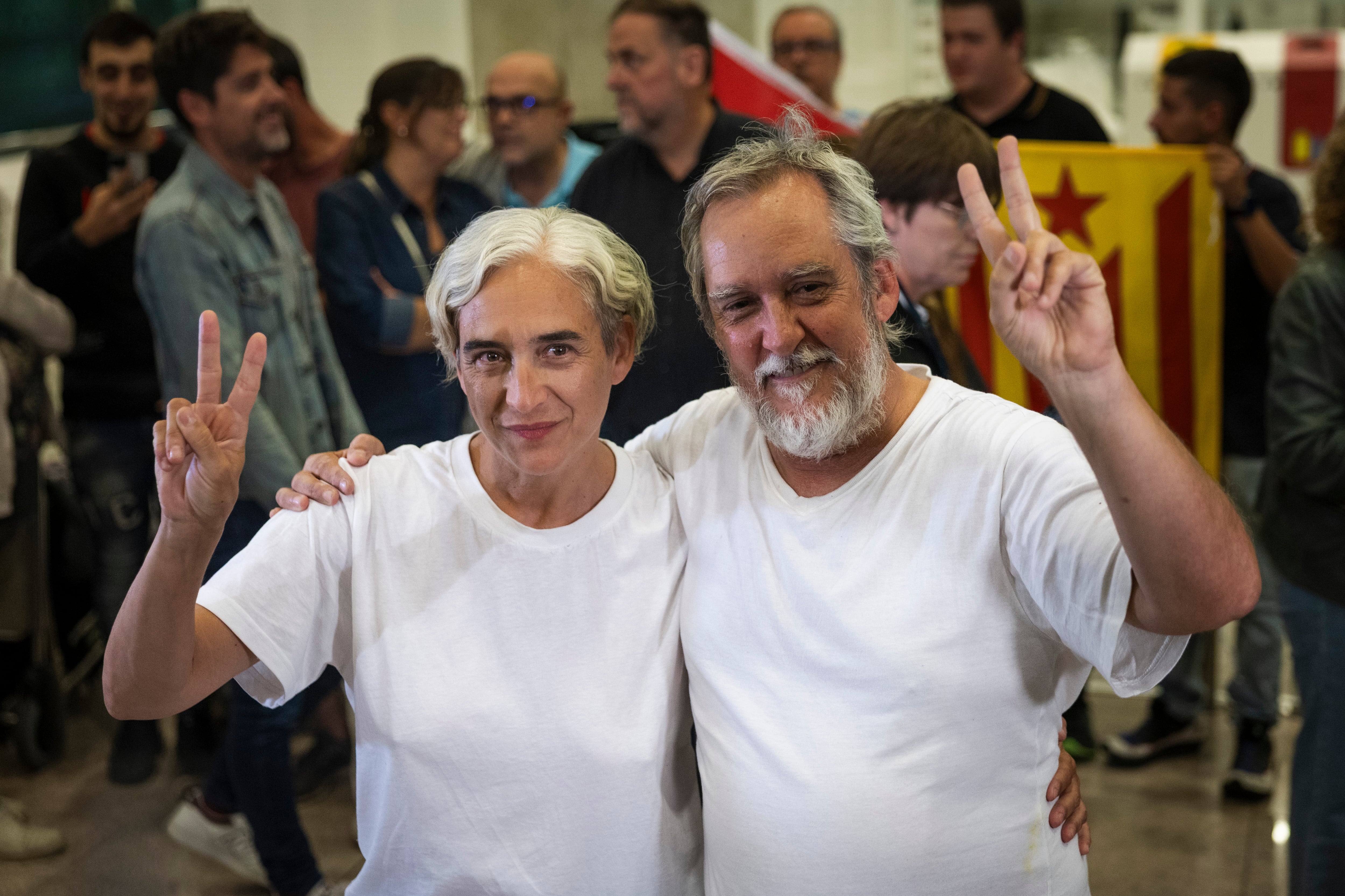 Ada Colau y Jordi Coronas a su llegada en el aeropuerto de Barcelona.