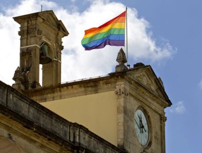 La bandera arcoiris, en lo más alto de la sede del Ayuntamiento de Sevilla.