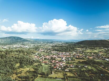 Vista panorámica de la comarca de Verín, donde brota el manantial de Cabreiroá, en la provincia de Ourense.