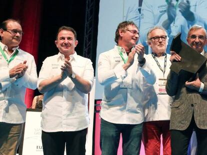 Los miembros del comité técnico del congreso San Sebastián Gastronomika homenajean al chef francés Michel Bras.